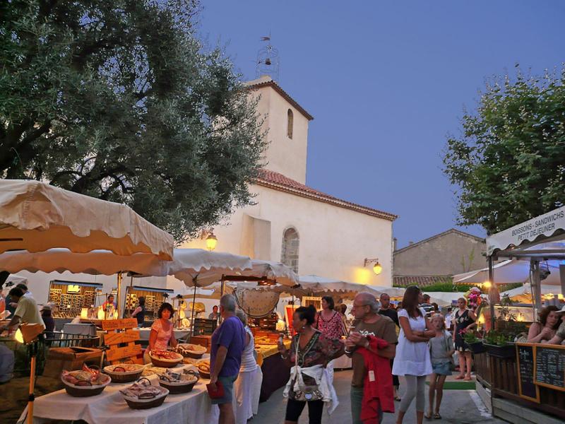 Marché nocturne à Cavalaire